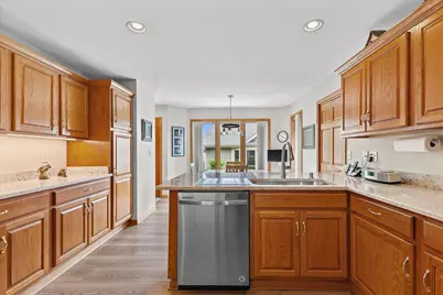 W243N2205  Deer Park Ct #B, Pewaukee, WI 53072 - Photo 16