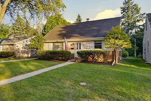 N56W5543 Sunnyside Ln, Cedarburg, WI 53012 - Photo 4