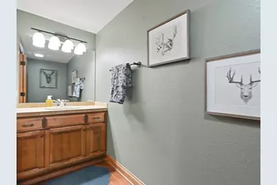 10101 N Hunt Club Ct, Mequon, WI 53097 - Photo 32