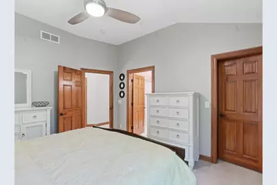 10101 N Hunt Club Ct, Mequon, WI 53097 - Photo 46