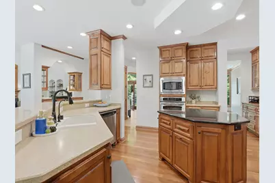 10101 N Hunt Club Ct, Mequon, WI 53097 - Photo 16