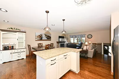 1021  Eton Ct, Hartland, WI 53029 - Photo 4