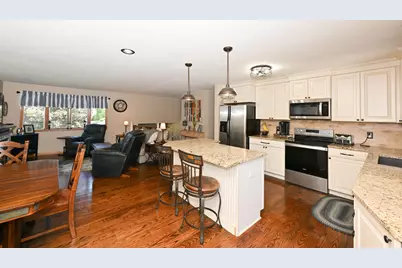 1021  Eton Ct, Hartland, WI 53029 - Photo 6