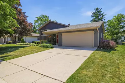 6085  Trail Ridge Dr, Greendale, WI 53129 - Photo 2