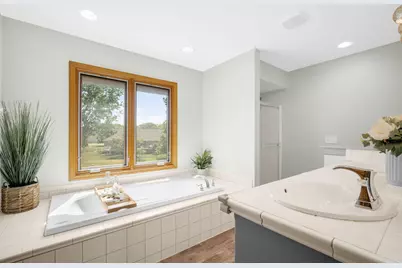 W265N2184  Sawgrass Ln, Pewaukee, WI 53072 - Photo 8