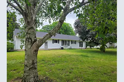 1309  Hickory Dr, Jefferson, WI 53549 - Photo 4