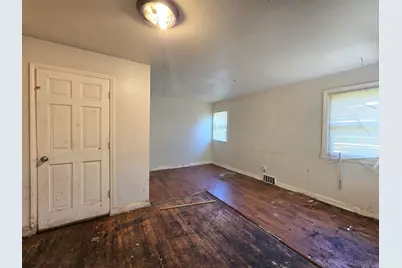 9251 W Swan Cir, Milwaukee, WI 53225 - Photo 8