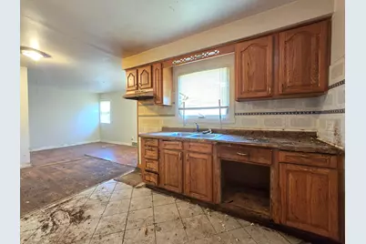 9251 W Swan Cir, Milwaukee, WI 53225 - Photo 6