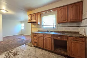 9251 W Swan Cir, Milwaukee, WI 53225 - Photo 6