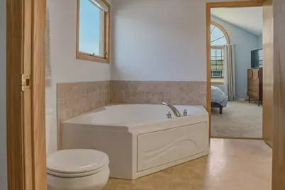 8125  Doe Glen Ct, Racine, WI 53406 - Photo 20