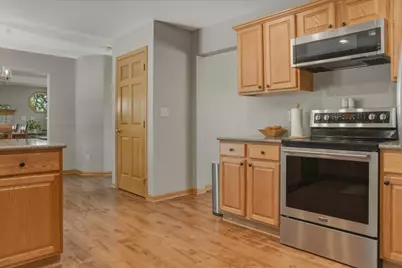 8125  Doe Glen Ct, Racine, WI 53406 - Photo 10