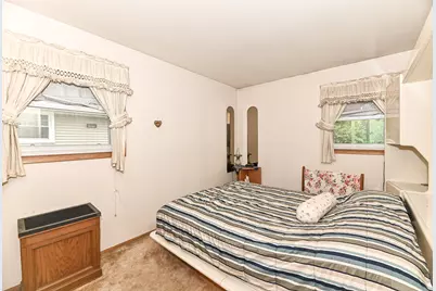 5712  Glenwood Dr, Racine, WI 53406 - Photo 12