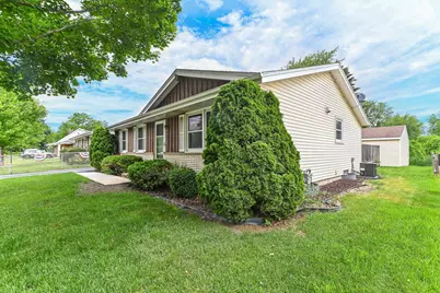 5712  Glenwood Dr, Racine, WI 53406 - Photo 2