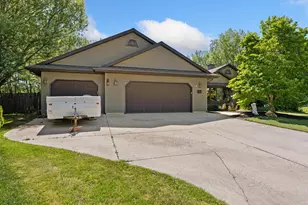 1207 Hummingbird Pl, Sheboygan Falls, WI 53085 - Photo 2