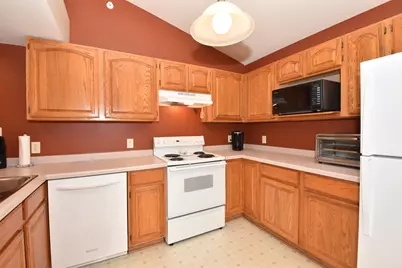 4950 W Maple Leaf Cir, Greenfield, WI 53220 - Photo 10