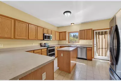 6547  Parkway Cir, Racine, WI 53406 - Photo 10