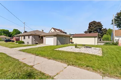 1041 N 17th St, Manitowoc, WI 54220 - Photo 22