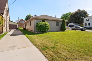 1041 N 17th St, Manitowoc, WI 54220 - Photo 24