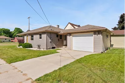 1041 N 17th St, Manitowoc, WI 54220 - Photo 2