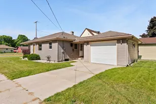 1041 N 17th St, Manitowoc, WI 54220 - Photo 2