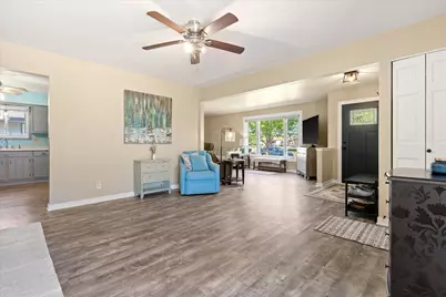 4219 W Pebble Beach Ct, Franklin, WI 53132 - Photo 6