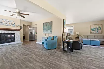 4219 W Pebble Beach Ct, Franklin, WI 53132 - Photo 4