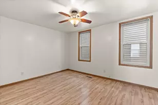 928 E Land Pl, Milwaukee, WI 53202 - Photo 12