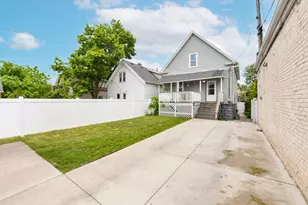 3069 S 9th Pl, Milwaukee, WI 53215 - Photo 8