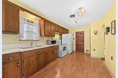 2872 S 92 St, West Allis, WI 53227 - Photo 8