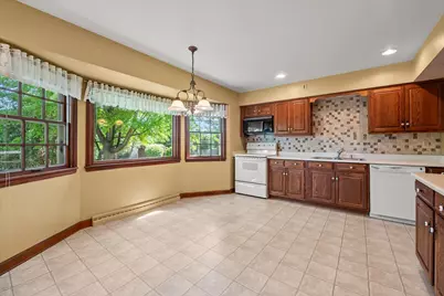 N87W15765  Belleview Blvd, Menomonee Falls, WI 53051 - Photo 8