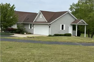 8651 Fieldstone Ct, Burlington, WI 53105 - Photo 6