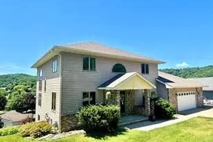 203 Eagle Bluff Rd, La Crescent, MN 55947 - Photo 1