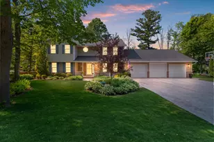 602 Wild Oak Dr, Manitowoc, WI 54220 - Photo 2