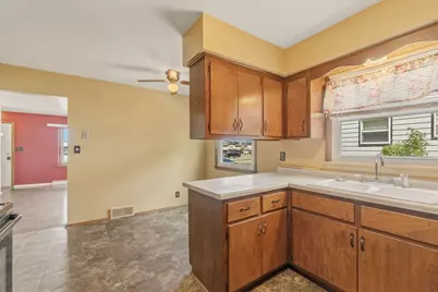 10501 W Silver Spring Dr, Milwaukee, WI 53225 - Photo 12
