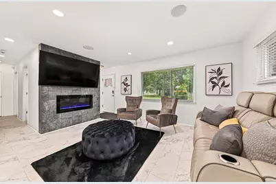 9504 W Hope Ave, Wauwatosa, WI 53222 - Photo 4