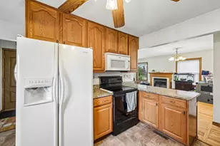 2406 S 79th St, West Allis, WI 53219 - Photo 12