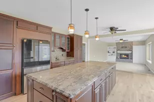 9223 W Wyndham Hills Ct, Franklin, WI 53132 - Photo 10