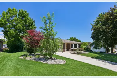 7557  Chapel Hill Ct, Franklin, WI 53132 - Photo 2