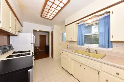 W170N9340  Woodlawn Dr, Menomonee Falls, WI 53051 - Photo 4