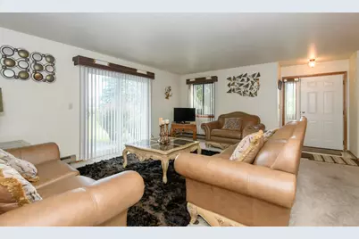W177N9769  Riversbend Cir, Germantown, WI 53022 - Photo 4