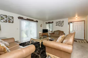 W177N9769 Riversbend Circle, Germantown, WI 53022 - Photo 4