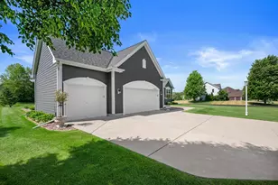 W349N5830 Sunflower Ct, Lac La Belle, WI 53066 - Photo 4