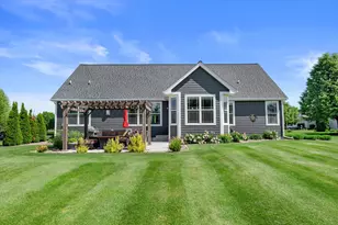 W349N5830 Sunflower Ct, Lac La Belle, WI 53066 - Photo 6