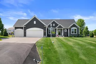 W349N5830 Sunflower Ct, Lac La Belle, WI 53066 - Photo 2