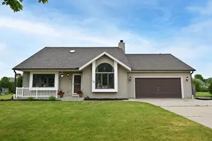 118 McKenzie Rd, Mukwonago, WI 53149 - Photo 1