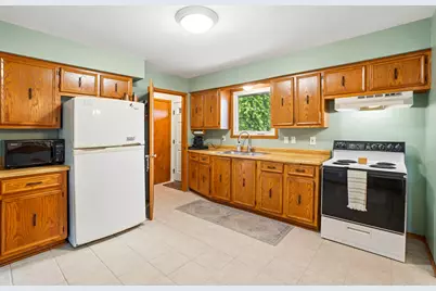 2725  Red Maple Ct, Racine, WI 53402 - Photo 8