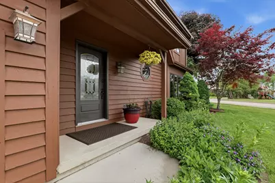 3720  Briarwood Ln, Manitowoc, WI 54220 - Photo 4