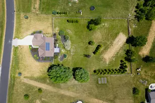 543 Camarosa Ct, Jackson, WI 53012 - Photo 2