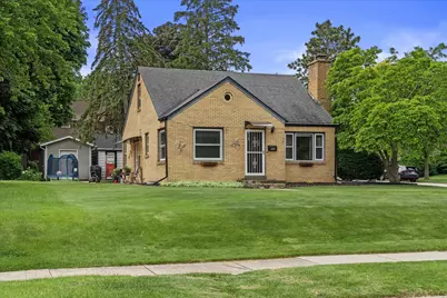 637  Oak St, South Milwaukee, WI 53172 - Photo 2