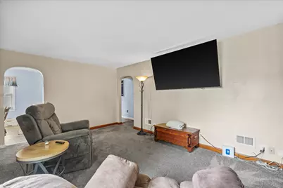 637  Oak St, South Milwaukee, WI 53172 - Photo 6